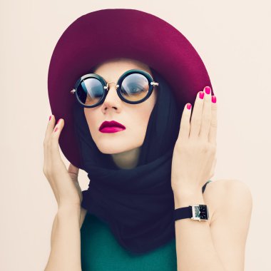 Çekici kadın vintage şapka ve güneş gözlüğü Trend. moda bağlantı noktası