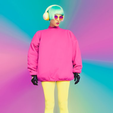 Bir mavi arka plan l ile ilgili parlak giysileri göz alıcı bir modeldir