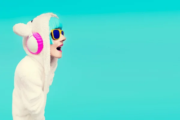 Engraçado DJ meninas camisola ursinho de pelúcia em um fundo azul ouvir — Fotografia de Stock