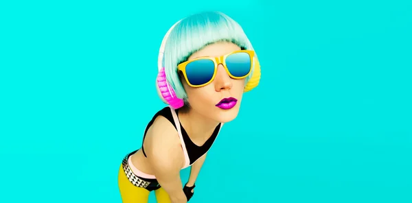 Glamorosa fiesta DJ Chica en ropa brillante sobre un fondo azul l — Foto de Stock