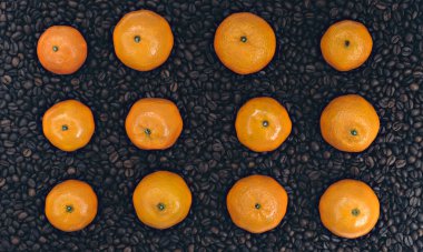 Mandarin kahve arka plan üzerinde