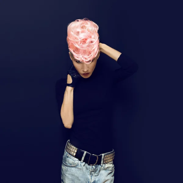 Modelo loiro em fundo preto. Corte de cabelo elegante. estilo punk — Fotografia de Stock