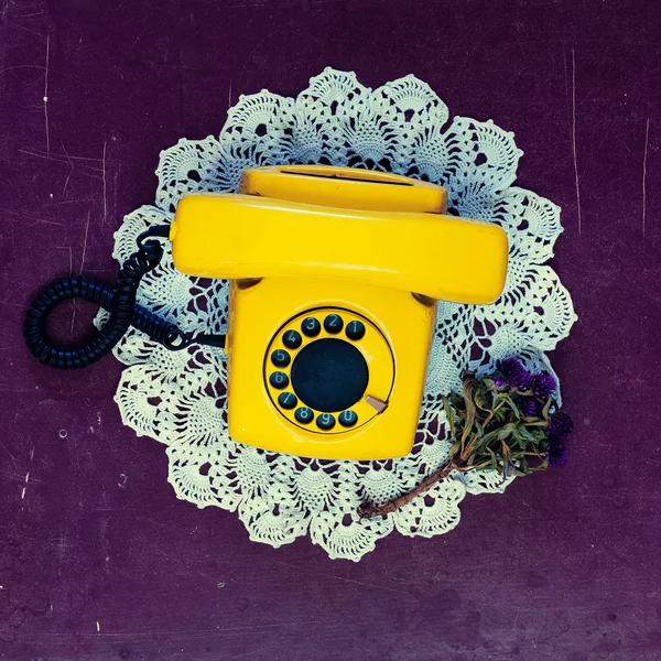 Amarelo vintage telefone velho fundo de madeira — Fotografia de Stock