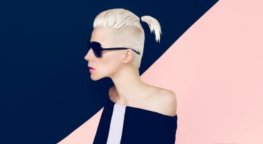 Moda saç modeli ile şehvetli modeli. Sarışın saç trendi