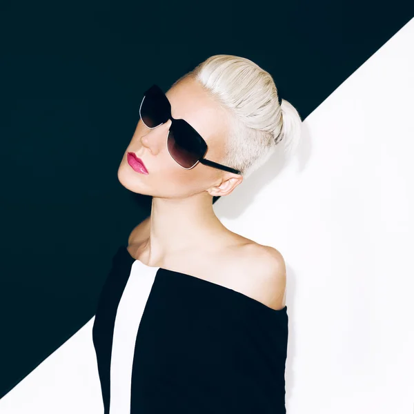 Glamouröse Blondine auf schwarzem Hintergrund Mode-Stil — Stockfoto