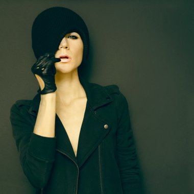 Modaya uygun eldiven ve şapka autu siyah arka plan üzerinde göz alıcı Bayan