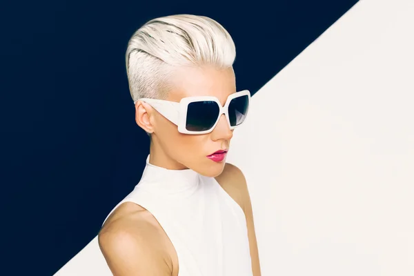 Modèle blond en lunettes de soleil tendance avec coupe de cheveux élégant. Mode — Photo