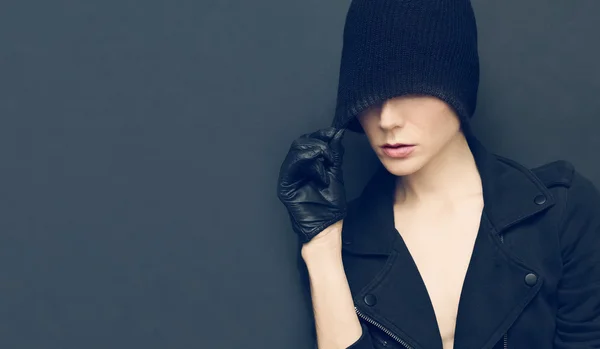 Glamourmodell i snygg läderhandskar och mössa på en färgstark bakgrund. mode design Foto — Stockfoto