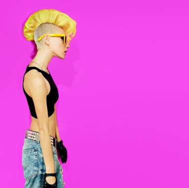 disko punk kız pembe bir arka plan. moda saç modeli