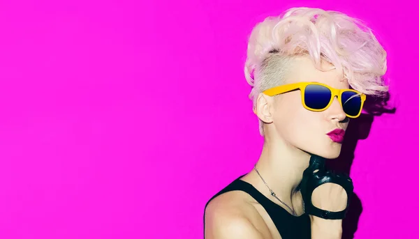 Blondiner älskar rosa. Lady rocker glamour part — Stockfoto