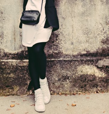 Bayan sokaklarda. Modaya uygun kentsel Loock. siyah ve beyaz stili.