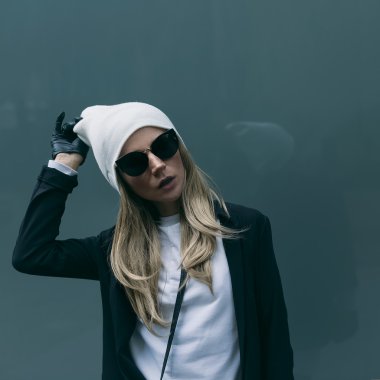 çekici sarışın ayakta duvara. kentsel moda siyah ve beyaz