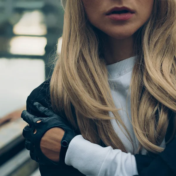 Sensuele blonde vrouw op stad straat. Trendy stedelijke Loock. Zwart een — Stockfoto