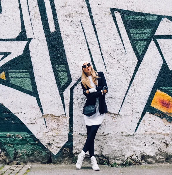 Rubia en la calle de la ciudad. Loock urbano de moda. Fashi blanco y negro — Foto de Stock