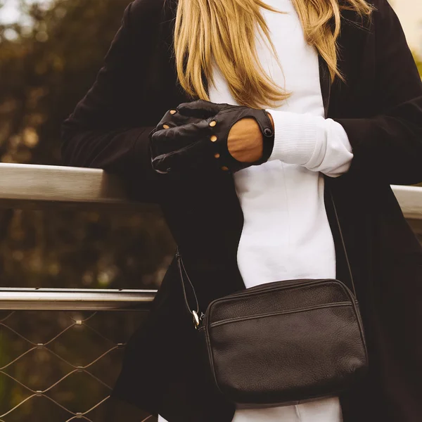 Stylish urban blonde. Female clutch and leather gloves. — Stock Photo, Image