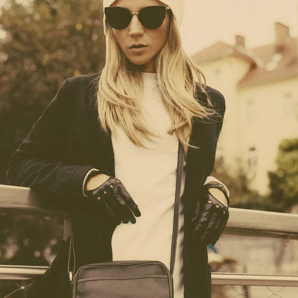 Stylish urban blonde. Female clutch and leather gloves and fashi — Stock Photo, Image