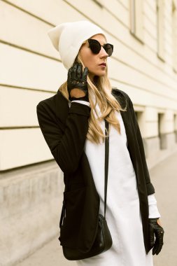çekici sarışın ayakta duvara. kentsel moda siyah ve w