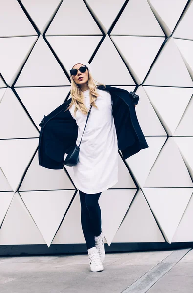 Glamorous blonde standing at the wall. Urban fashion black and white — Stock Photo, Image