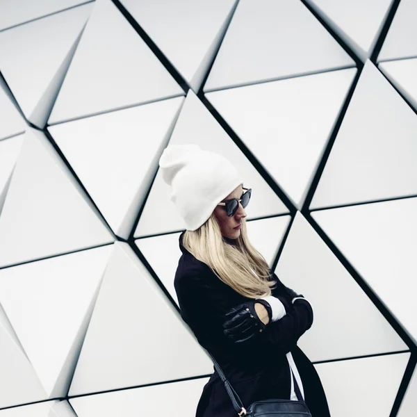 Glamorous blonde standing at the wall. Urban fashion black and w — Stock Photo, Image