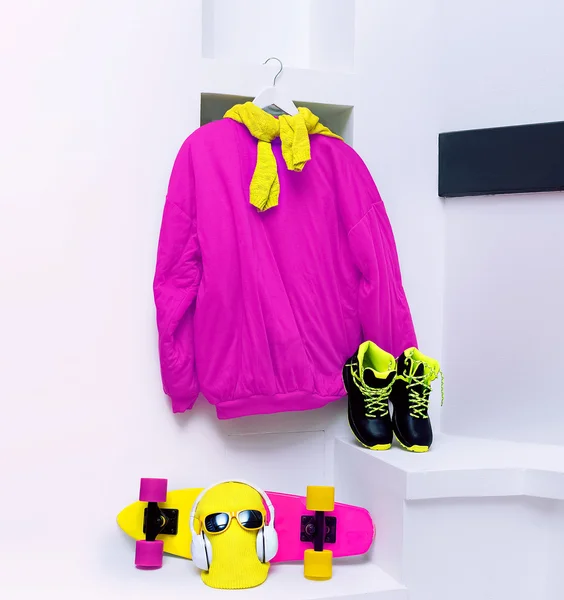 Set de skater. Accesorios. Skateboard, sudadera, zapatillas , — Foto de Stock