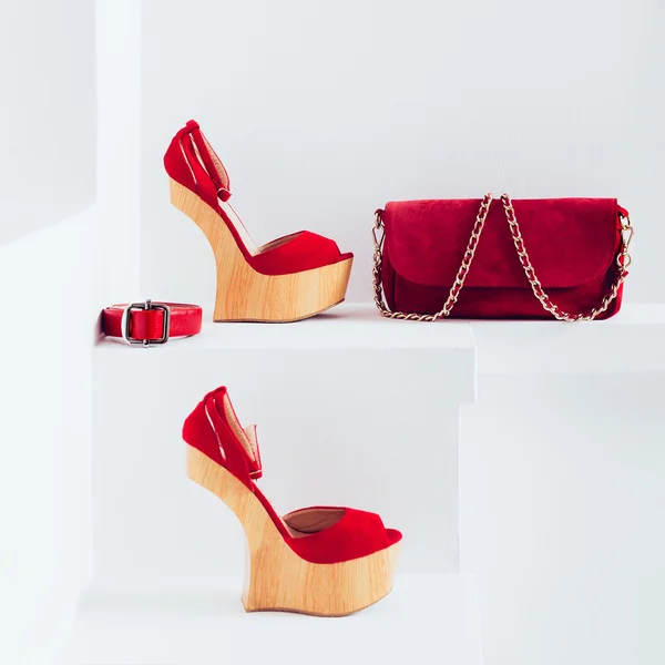 Accesorios de lujo para mujer. Bolsa y correa. Zapatos elegantes. Acc rojo — Foto de Stock