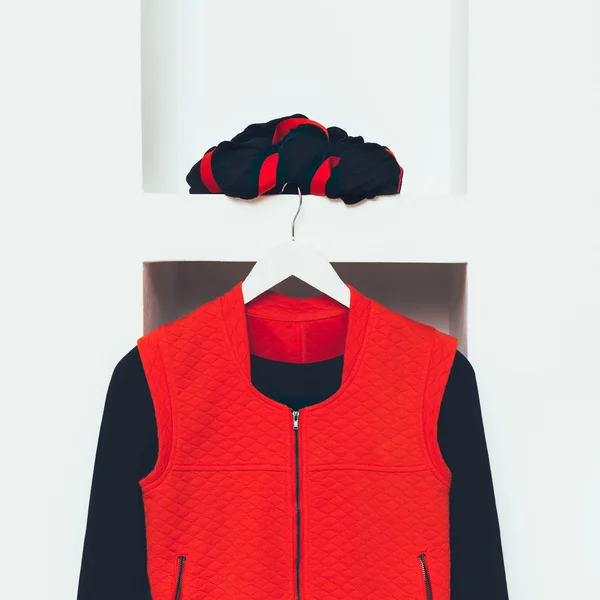 Modieuze kleding. Zwarte en rode kleuren in stijl. Mode wom — Stockfoto