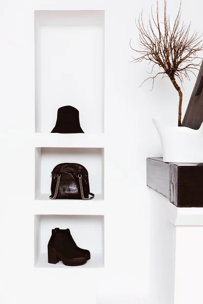 Accesorios de moda para mujer en interior blanco. Sombreros, bolsos, zapatos —  Fotos de Stock