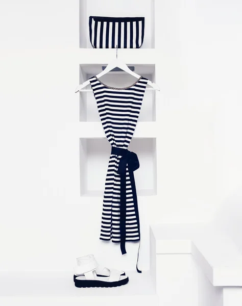 Marin stil mode. Damkläder i vita inre. trend — Stockfoto