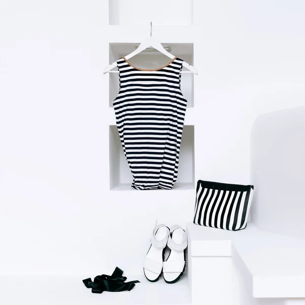 Moda stile marino. Abbigliamento donna in interni bianchi. tendenza — Foto Stock