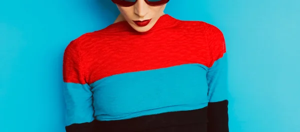 Érzéki divat lány kék háttérrel. Vörös rúzs trend — Stock Fotó