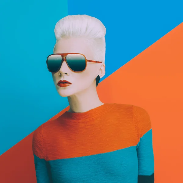 A divatos frizura és sanglasses ellen egy világos szőke — Stock Fotó
