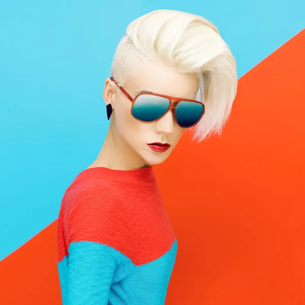 Blond dam med fashionabla frisyr och sanglasses på ljusa — Stockfoto