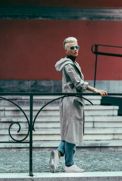 Junge blonde Frau auf der Straße der Stadt. Aktiver urbaner Stil — Stockfoto