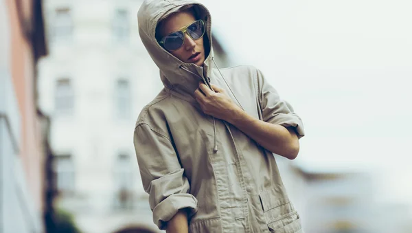 Girl standing on city street in the hood. Active urban style. — Stock Photo, Image