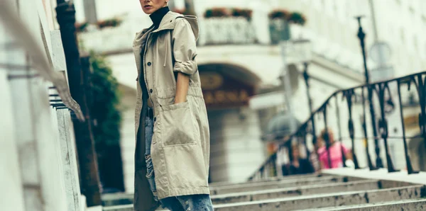 Chica parada en la calle de la ciudad. Estilo urbano activo . — Foto de Stock