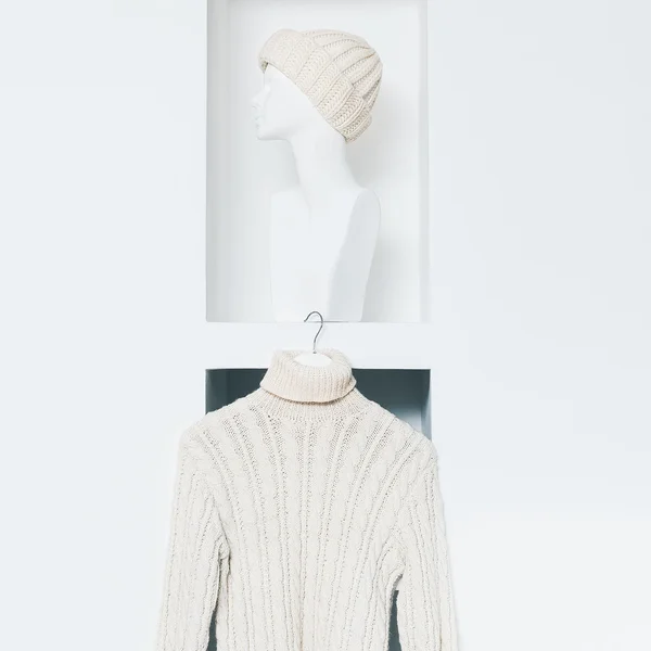 保暖时尚服装。女用趋势针织毛衣和帽子 — 图库照片