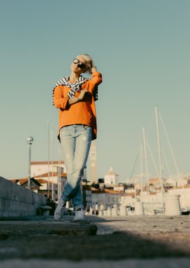 Şık sarışın tatilde. Seyahat. Deniz tarzı