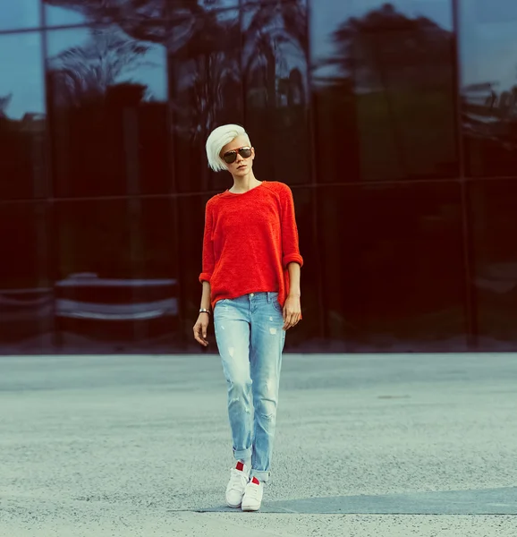 Stylish blonde walking on city street. Urban Casual style — Stock Photo, Image