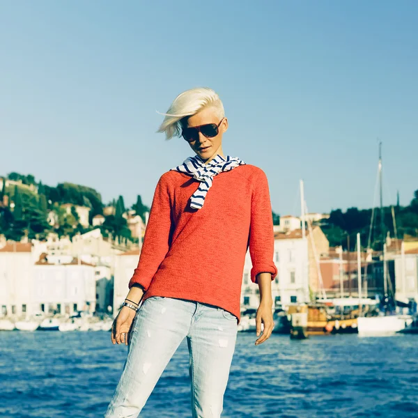 Retrato de moda chica rubia con estilo de vacaciones. Estilo marino — Foto de Stock