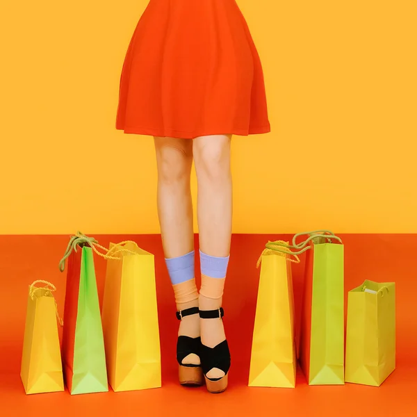Menina pernas colorido louco compras estilo — Fotografia de Stock
