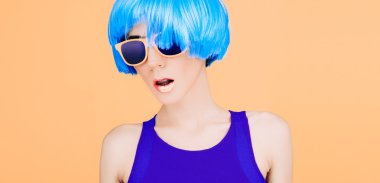 Fantastik Moda Bayan mavi peruk ve gözlük sarı backgro