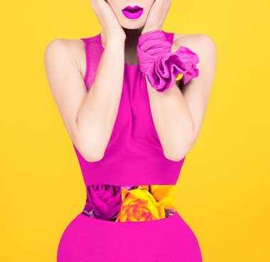 Sürpriz Moda Bayan koyu kırmızı renk tarzı. Bahar, çiçekler,