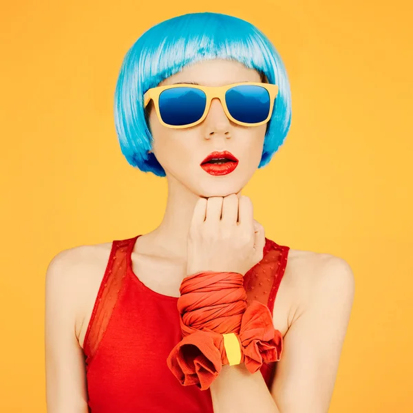 Dame de la mode en perruque bleue et lunettes de soleil sur fond jaune vif — Photo