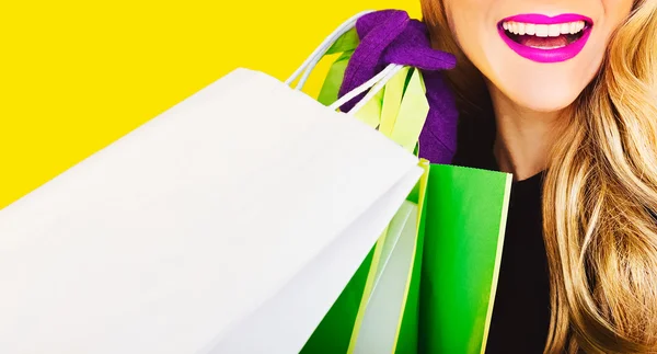 Szczęśliwy sposób pani z zakupów. czas sprzedaży — Zdjęcie stockowe