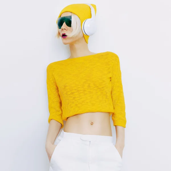 Αισθησιακή ξανθιά Dj σε φωτεινά ρούχα ακούγοντας μουσική — Φωτογραφία Αρχείου