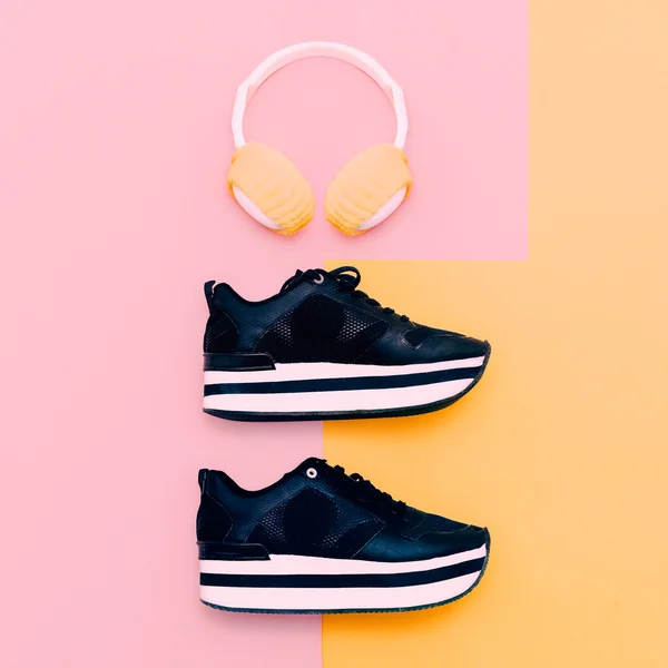 Auriculares blancos de moda y zapatillas de deporte en fondo vainilla. Urba —  Fotos de Stock