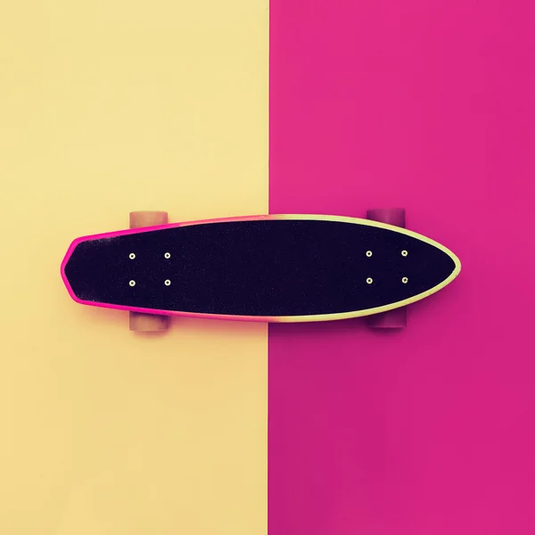 在彩色背景上玩滑板。鲜明的风格城市 — 图库照片