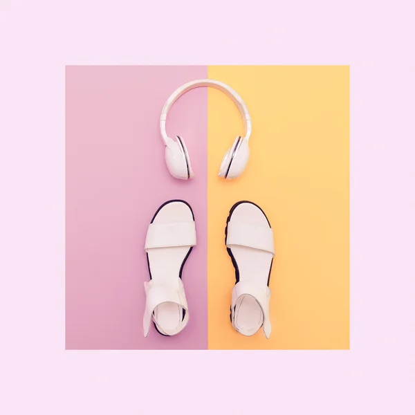 Sandalias y auriculares blancos de moda sobre fondo vainilla. Urba — Foto de Stock