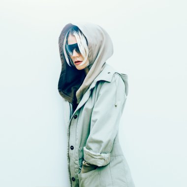 Modaya uygun kot pantolon pelerini moda sarışın kız. Bahar moda accesso