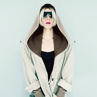 Çekici sarışın trendy denim ceket. Bahar Moda Aksesuar